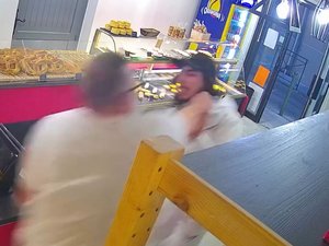 Il était entré dans une boulangerie avec un fusil et avait été maîtrisé par le gérant : l'agresseur retrouvé et interpellé un mois plus tard