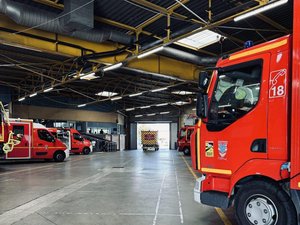 Intervention cauchemardesque pour les pompiers : un groupe les agresse, leur fonce dessus en véhicule et les pourchasse jusqu'à la caserne
