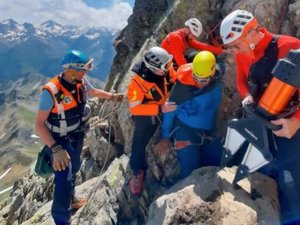 Un rocher d'une tonne tombe sur un alpiniste miraculé : les impressionnantes images de l'intervention des secours de haute montagne