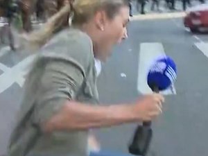 VIDÉO. Scène surréaliste lors des émeutes de Los Angeles : un policier se tourne vers une journaliste australienne et lui tire dessus en plein direct