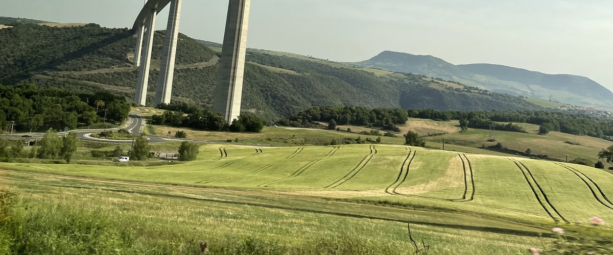 Gants en cuir et couteau d’exception : pour ses vingt ans, le viaduc de Millau travaille avec deux entreprises d’exception de l’Aveyron