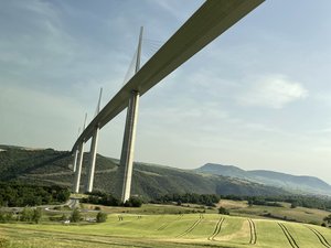 Gants en cuir et couteau d'exception : pour ses vingt ans, le viaduc de Millau travaille avec deux entreprises d'exception de l'Aveyron