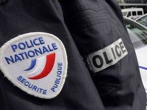 Après une soirée bien arrosée, il tente de sortir du parking et coince sa voiture sur une barrière de chantier