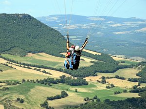 Son vol en parapente ne se passe pas comme prévu en Aveyron, il se blesse grièvement