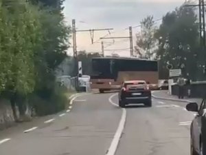 VIDEO. La prise de risque aurait pu être dramatique : un bus transportant des enfants est filmé entre train de forcer les barrières d'un passage à niveau alors que le train arrive