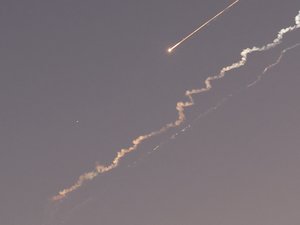 Frappes israéliennes contre l'Iran : nouvelles explosions à Téhéran, riposte iranienne, premier bilan... le point ce samedi
