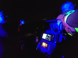Il aperçoit depuis son immeuble un véliplanchiste en difficulté sur une mer agitée à la tombée de la nuit, les sauveteurs interviennent en vain