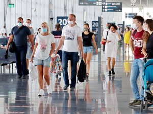 Covid-19 : que sait-on du nouveau variant NB.1.8.1, placé sous-surveillance en France et dans le reste de l'Europe ?