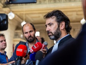 Emplois fictifs : François Fillon écope de 4 ans de prison avec sursis, 375 000 ¬ d'amende et 5 ans d'inéligibilité