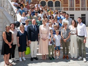 L'image du jour en Aveyron : des élèves de Mur-de-Barrez reçus par le prince Albert II de Monaco et la princesse Charlène