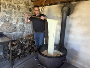 VIDÉO. Au buron de Camejane, Maurice Ramon nous dévoile sa recette de l'aligot