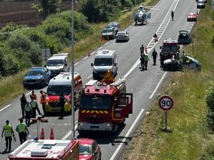 Une voiture percute un bus transportant une cinquantaine d'enfants en Aveyron : un mort et un blessé grave, route fermée, ce que l'on sait