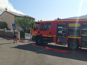 Incendie en Aveyron : les panneaux photovoltaïques prennent feu sur le toit du pavillon, intervention délicate des secours