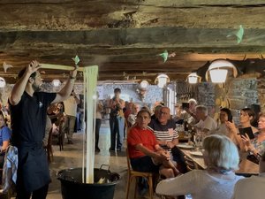 Votre été en Aveyron : une ancienne étable devenue buron, pour savourer un aligot traditionnel