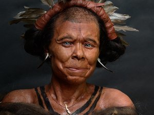 Insolite : votez pour donner un nom à cette femme belge aux yeux bleus âgée de plus de 100 siècles