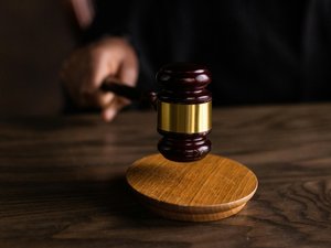 Après être sorti de prison dans le coma, il monte un trafic de drogue en autoentrepreneur en attendant son allocation adulte handicapé