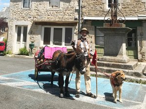 Vagabond contemplatif, il ravive l'âme des colporteurs de littérature et fait une halte en Aveyron