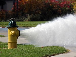 Canicule : pourquoi forcer une bouche d'incendie pour se rafraîchir constitue un délit et pourrait vous coûter très cher
