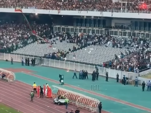 VIDÉO. Le MC Alger en deuil : des supporters chutent de plusieurs mètres dans la tribune au-dessous, après une bousculade
