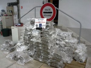 Depuis l'Espagne et le Portugal, la route de ces deux chauffeurs routiers stoppée par les douaniers, onze millions d'euros de cannabis et de cocaïne saisis