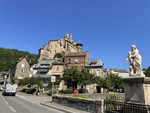 Votre été en Aveyron : entre son château classé Monument historique, le chemin de Compostelle et l'emblème de toute une famille, Estaing mérite de se visiter