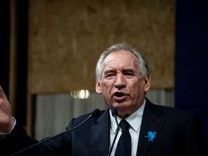 Quand François Bayrou fait un aller-retour en jet à Biarritz... pour faire un discours de 27 minutes sur l'écologie