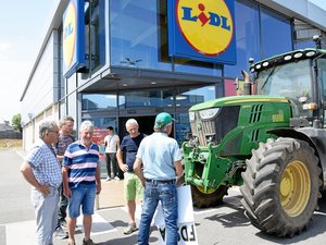 Opération des agriculteurs de l'Aveyron dans les grandes surfaces pour dénoncer un prix du lait 
