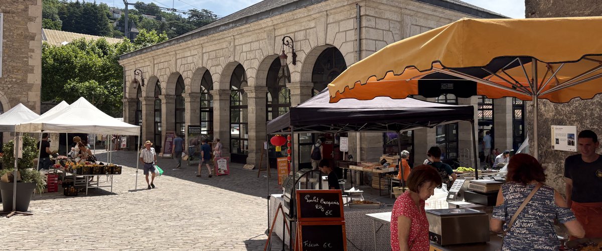 Les halles de Villefranche-de-Rouergue au cœur de l’organisation des marchés de pays