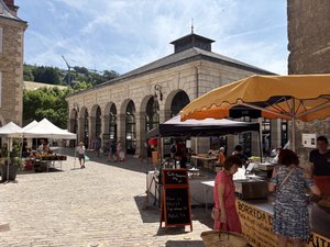 Les halles de Villefranche-de-Rouergue au coeur de l'organisation des marchés de pays