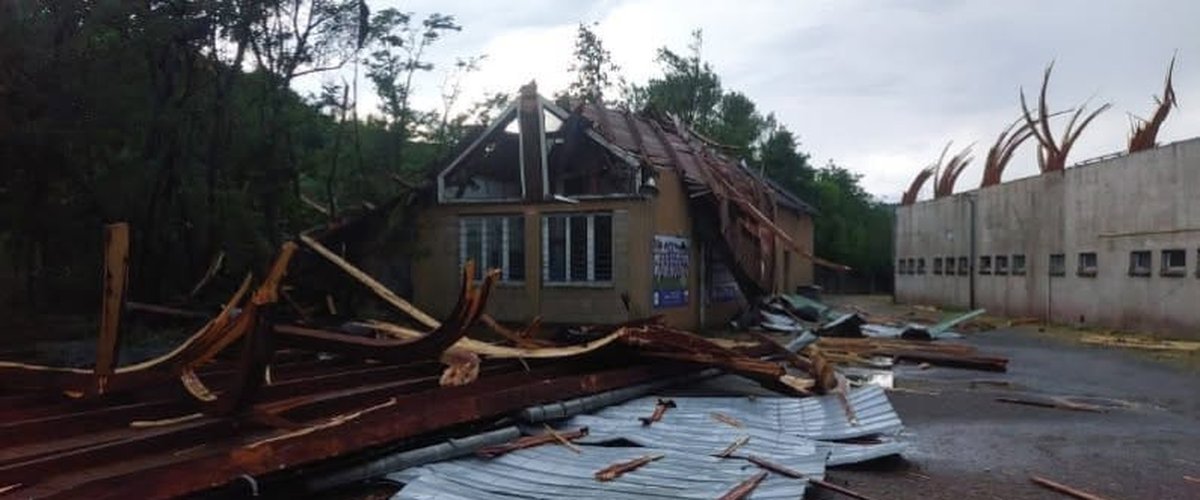 Violents orages dans l’ouest de l’Aveyron, le toit du stade de Decazeville envolé, de nombreux autres toits et arbres arrachés : une mini-tornade ?