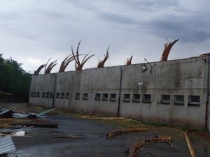 Violents orages dans l'ouest de l'Aveyron, le toit du stade de Decazeville envolé, de nombreux autres toits et arbres arrachés : une mini-tornade ?