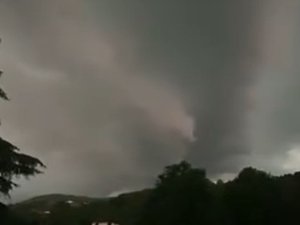 VIDÉO. Violents orages en France : les images hallucinantes du passage d'une tornade dans une commune de l'Aveyron