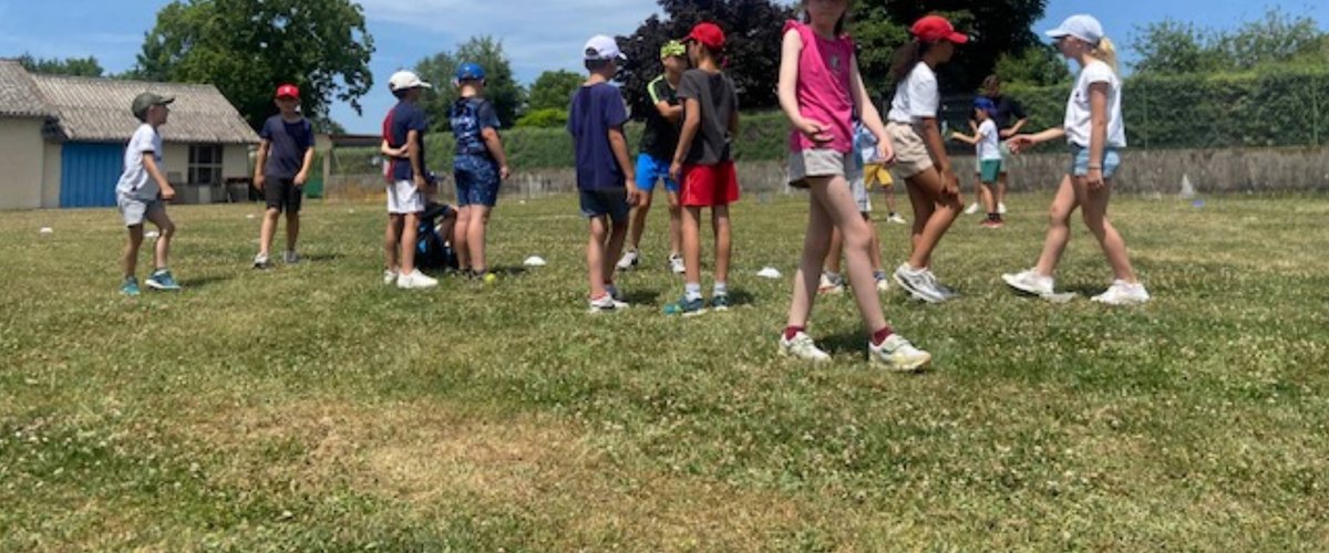Laissac-Sévérac l'Église. Les écoliers de Ste-Angèle  découvrent le rugby avec enthousiasme