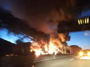 VIDÉOS. Des flammes qui sautent par-dessus les voies, des explosions dans un bâtiment en flammes : en Hérault, la circulation sur l'autoroute A75 perturbée deux fois en quelques heures