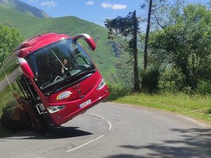 Le chauffeur veut éviter un cycliste qui s'est déporté dans un virage : grosse frayeur pour les 54 passagers du car