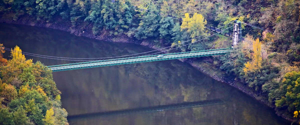 Situé dans une nature sauvage, ce pont suspendu de l'Aveyron ouvre en été... mais se referme à la rentrée