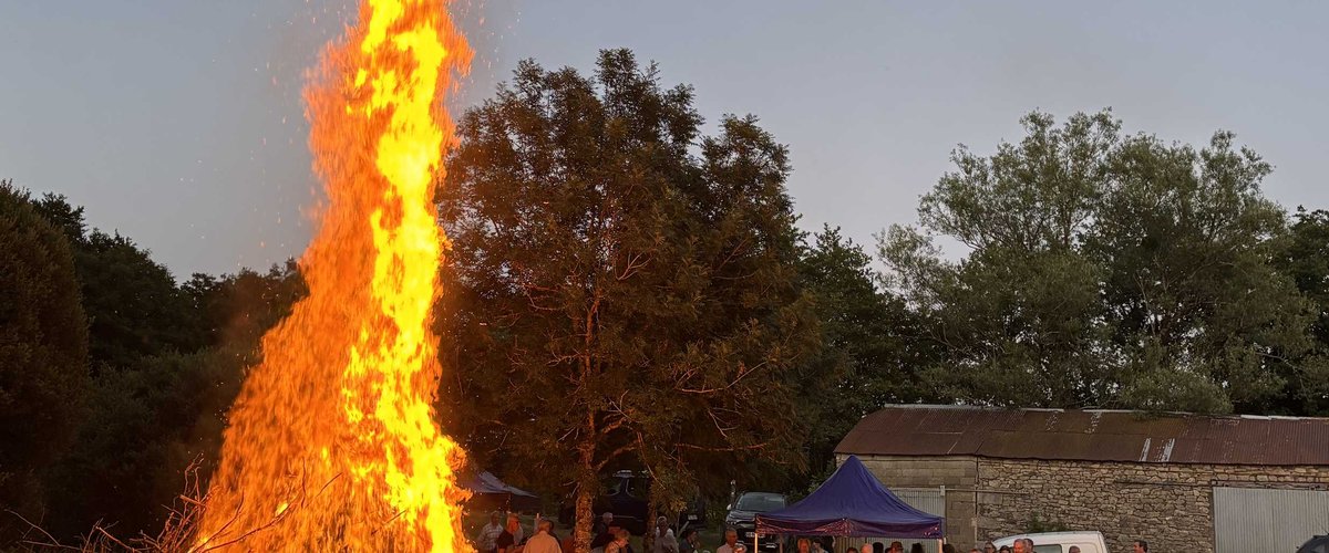 Argences en Aubrac. Feu de St-Jean sur les rives de l’Argence
