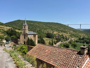 Votre été en Aveyron : "La vue sur le viaduc de Millau est vraiment impressionnante", Peyre, un village singulier au pied d'une falaise