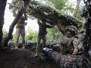 Guerre en Ukraine : alors que la Russie intensifie ses frappes, pourquoi les États-Unis annoncent-ils cesser les livraisons d'armes ?
