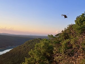La randonnée sous la canicule vire au cauchemar : 10 personnes âgées retrouvées déshydratées, une autre chute dans un ravin
