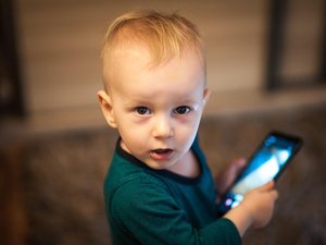 Téléphone, télévision, tablette... Les écrans interdits aux moins de 3 ans dans les lieux d'accueil des enfants à partir du 3 juillet