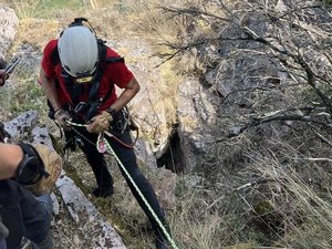 Il effectue une descente en rappel sur une falaise et se retrouve coincé au milieu de la paroi, le Grimp et l'hélicoptère le secourent