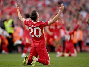 Le pneu éclate, la puissante voiture fait une sortie de route et s'enflamme, l'attaquant de Liverpool Diogo Jota et son frère décèdent dans l'accident