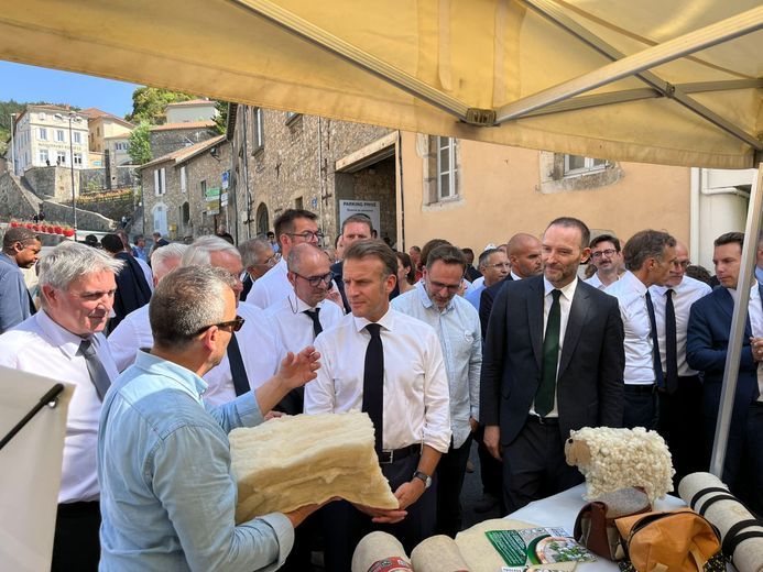 REPLAY. Emmanuel Macron à Roquefort : 