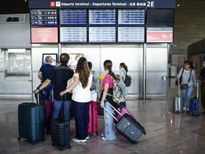 Grève des contrôleurs aériens : au tout début des grandes vacances, des centaines de milliers de passagers en galère dans les aéroports