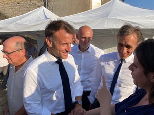 Après Roquefort, Emmanuel Macron fait une halte imprévue à Bertholène : "Ce département est un trésor"