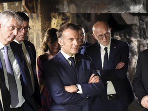 VIDÉO. En visite à Roquefort, Emmanuel Macron tente de rassurer le monde agricole