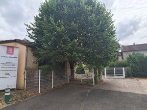Un centre d'hébergement temporaire pour personnes âgées de l'Aveyron menacé de fermeture, résidents et familles sont en détresse