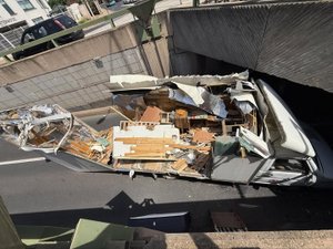 VIDÉO. Insolite : le camion était trop haut pour passer dans le tunnel et bloque la circulation dans cette ville d'Occitanie