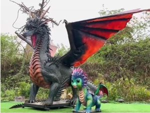 L'image du jour en Aveyron : un nouveau dragon et son bébé trône au château de Belcastel